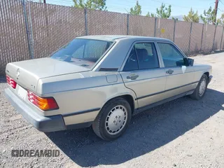 1986 Mercedes-Benz 190 E z VIN WDBDA24D0GF194753, wystawiony jako IAAI lot #42321094 z przebiegiem 135 395 mil mil oraz . Historia ofert i sprzedaży dostępna na DreamBid. Obrazek 4.