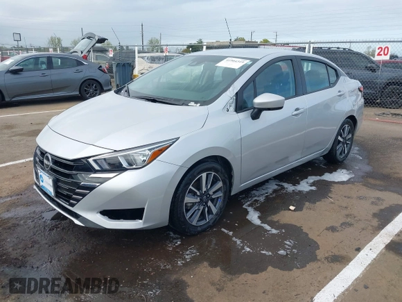 2023 Nissan Versa SV z VIN 3N1CN8EV2PL851282, wystawiony jako IAAI lot #41904319 z przebiegiem 41 651 mil mil oraz . Historia ofert i sprzedaży dostępna na DreamBid. Obrazek 2.