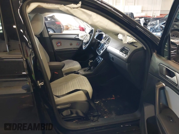 2023 Volkswagen Tiguan S z VIN 3VVRB7AX6PM069001, wystawiony jako IAAI lot #41193316 z przebiegiem 21 586 mil mil oraz . Historia ofert i sprzedaży dostępna na DreamBid. Obrazek 5.
