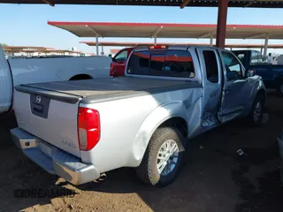 2015 Nissan Frontier SV z VIN 1N6AD0CW8FN737531, wystawiony jako IAAI lot #40278710 z przebiegiem 136 517 mil mil oraz . Historia ofert i sprzedaży dostępna na DreamBid. Obrazek 4.
