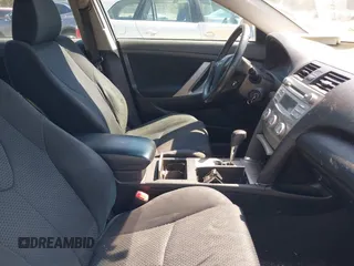 2011 Toyota Camry LE z VIN 4T1BF3EK0BU592218, wystawiony jako IAAI lot #42096268 z przebiegiem 121 132 mil mil oraz . Historia ofert i sprzedaży dostępna na DreamBid. Obrazek 5.