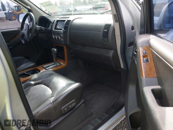 2005 Nissan Pathfinder SE z VIN 5N1AR18W35C790033, wystawiony jako IAAI lot #41949129 z przebiegiem 227 199 mil mil oraz . Historia ofert i sprzedaży dostępna na DreamBid. Obrazek 5.