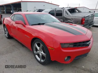 2013 Chevrolet Camaro LT z VIN 2G1FB1E37D9191210, wystawiony jako IAAI lot #42163053 z przebiegiem 316 976 mil mil oraz . Historia ofert i sprzedaży dostępna na DreamBid. Obrazek 1.