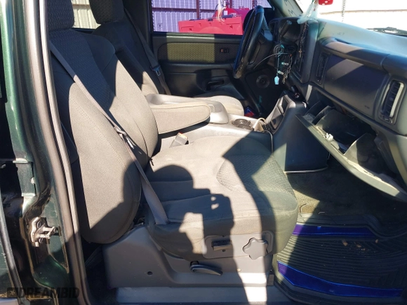 2002 Chevrolet Avalanche with VIN 3GNEC13T62G263379, listed as a IAAI auction lot 40907582 with 220,309 mi miles. Bid and sale history available at carsss.com. Image 5.