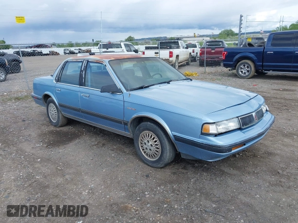 1991 Oldsmobile Cutlass Ciera z VIN 1G3AM54N3M6309525, wystawiony jako IAAI lot #42261904 z przebiegiem 121 774 mil mil oraz . Historia ofert i sprzedaży dostępna na DreamBid. Obrazek 1.