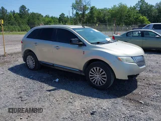2011 Lincoln MKX z VIN 2LMDJ6JK0BBJ07844, wystawiony jako IAAI lot #42468410 z przebiegiem 207 298 mil mil oraz . Historia ofert i sprzedaży dostępna na DreamBid. Obrazek 1.