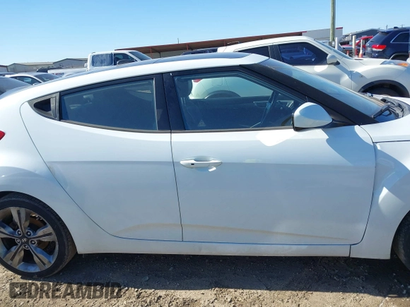 2016 Hyundai Veloster z VIN KMHTC6AD3GU267365, wystawiony jako IAAI lot #41469796 z przebiegiem 111 791 mil mil oraz . Historia ofert i sprzedaży dostępna na DreamBid. Obrazek 14.