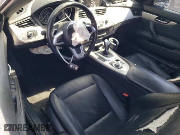 2015 BMW Z4 sDrive28i z VIN WBALL5C51FP557408, wystawiony jako Copart lot #55568525 z przebiegiem Nie podano mil oraz Szkoda całkowita • Salvage title. Historia ofert i sprzedaży dostępna na DreamBid. Obrazek 8.