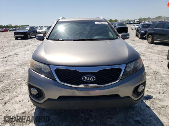 2013 Kia Sorento LX z VIN 5XYKT3A6XDG408459, wystawiony jako Copart lot #52556785 z przebiegiem 195 680 mil mil oraz Szkoda całkowita • Salvage title. Historia ofert i sprzedaży dostępna na DreamBid. Obrazek 5.