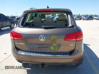 2012 Volkswagen Touareg Sport z VIN WVGFK9BPXCD000566, wystawiony jako IAAI lot #41971781 z przebiegiem 234 574 mil mil oraz . Historia ofert i sprzedaży dostępna na DreamBid. Obrazek 16.