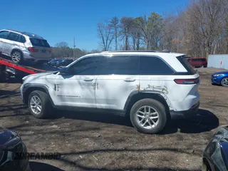 2024 Jeep Grand Cherokee Laredo z VIN 1C4RJHAG3RC179449, wystawiony jako IAAI lot #41982811 z przebiegiem 26 518 mil mil oraz . Historia ofert i sprzedaży dostępna na DreamBid. Obrazek 14.