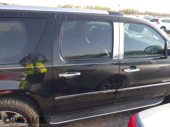 2011 GMC Yukon XL Denali with VIN 1GKS1MEF7BR271098, listed as a IAAI auction lot 42064073 with 218,601 mi miles. Bid and sale history available at carsss.com. Image 13.