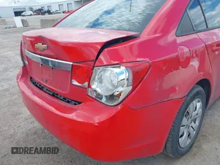 2015 Chevrolet Cruze LS z VIN 1G1PA5SH1F7270312, wystawiony jako IAAI lot #42225925 z przebiegiem 161 923 mil mil oraz . Historia ofert i sprzedaży dostępna na DreamBid. Obrazek 6.