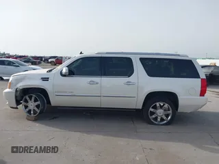 2011 Cadillac Escalade ESV Platinum z VIN 1GYS3KEF2BR134431, wystawiony jako IAAI lot #42238533 z przebiegiem 192 782 mil mil oraz . Historia ofert i sprzedaży dostępna na DreamBid. Obrazek 14.