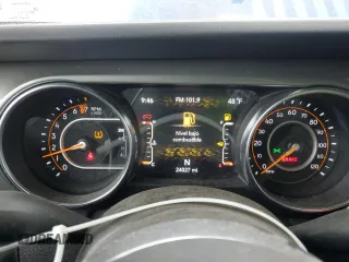 2021 Jeep Wrangler Unlimited Sahara Altitude z VIN 1C4HJXEG7MW728612, wystawiony jako Copart lot #45001535 z przebiegiem 24 027 mil mil oraz Szkoda całkowita • Salvage title. Historia ofert i sprzedaży dostępna na DreamBid. Obrazek 9.