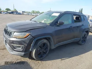 2019 Jeep Compass Altitude z VIN 3C4NJCBB8KT726956, wystawiony jako IAAI lot #39195540 z przebiegiem Nie podano mil oraz . Historia ofert i sprzedaży dostępna na DreamBid. Obrazek 2.
