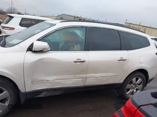 2014 Chevrolet Traverse LTZ z VIN 1GNKRJKDXEJ263349, wystawiony jako IAAI lot #41180521 z przebiegiem 141 564 mil mil oraz . Historia ofert i sprzedaży dostępna na DreamBid. Obrazek 13.