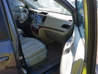2012 Toyota Sienna XLE z VIN 5TDDK3DC9CS036692, wystawiony jako IAAI lot #42861841 z przebiegiem 122 070 mil mil oraz . Historia ofert i sprzedaży dostępna na DreamBid. Obrazek 5.