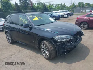 2017 BMW X5 xDrive50i z VIN 5UXKR6C5XH0J84270, wystawiony jako IAAI lot #42437301 z przebiegiem 92 847 mil mil oraz . Historia ofert i sprzedaży dostępna na DreamBid. Obrazek 1.