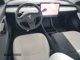 2019 Tesla Model 3 Mid Range z VIN 5YJ3E1EA1KF417900, wystawiony jako Copart lot #55310265 z przebiegiem 45 739 mil mil oraz Szkoda całkowita • Salvage title. Historia ofert i sprzedaży dostępna na DreamBid. Obrazek 8.