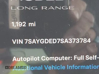 2025 Tesla Model Y Long Range z VIN 7SAYGDED7SA373784, wystawiony jako IAAI lot #41881719 z przebiegiem 1 192 mil mil oraz . Historia ofert i sprzedaży dostępna na DreamBid. Obrazek 9.