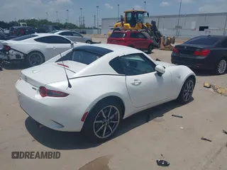 2021 Mazda MX-5 Miata Grand Touring z VIN JM1NDAM71M0457011, wystawiony jako IAAI lot #42427652 z przebiegiem 4 045 mil mil oraz . Historia ofert i sprzedaży dostępna na DreamBid. Obrazek 4.