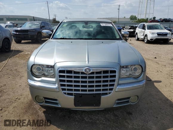 2005 Chrysler 300 C z VIN 2C3JA63H25H174455, wystawiony jako Copart lot #57106275 z przebiegiem 115 226 mil mil oraz Szkoda całkowita • Salvage title. Historia ofert i sprzedaży dostępna na DreamBid. Obrazek 5.