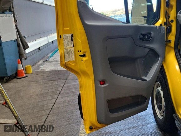 2019 Ford Transit z VIN 1FTYR3XM3KKA38669, wystawiony jako IAAI lot #42663811 z przebiegiem 135 929 mil mil oraz . Historia ofert i sprzedaży dostępna na DreamBid. Obrazek 9.