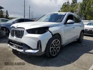 2023 BMW X1 xDrive28i z VIN WBX73EF02P5W88156, wystawiony jako Copart lot #51868315 z przebiegiem 20 684 mil mil oraz Szkoda całkowita • Salvage title. Historia ofert i sprzedaży dostępna na DreamBid. Obrazek 1.