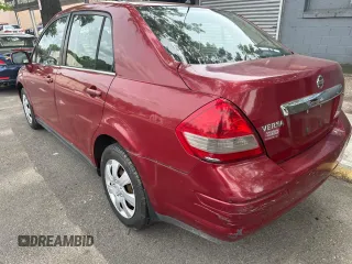 2007 Nissan Versa SL z VIN 3N1BC11E77L421553, wystawiony jako Copart lot #58802035 z przebiegiem 51 169 mil mil oraz Czysty tytuł • Clean title. Historia ofert i sprzedaży dostępna na DreamBid. Obrazek 3.