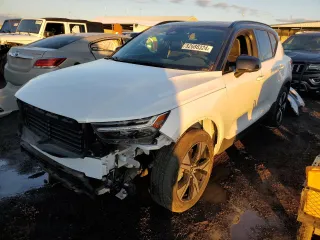 2021 Volvo XC40 with VIN YV4ED3UR0M2576652, listed as a Copart auction lot 82688324 with 13,256 mi miles and Salvage Title. Bid and sale history available at carsss.com. Image 1.