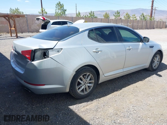 2012 Kia Optima LX z VIN 5XXGM4A77CG055280, wystawiony jako IAAI lot #42360110 z przebiegiem 151 519 mil mil oraz . Historia ofert i sprzedaży dostępna na DreamBid. Obrazek 4.
