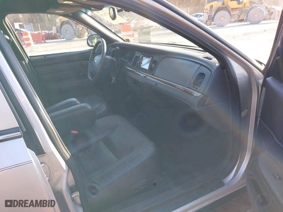 2005 Ford Crown Victoria LX with VIN 2FAFP74W85X121984, listed as a IAAI auction lot 41427678 with 113,437 mi miles. Bid and sale history available at carsss.com. Image 5.