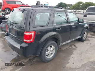 2011 Ford Escape XLS z VIN 1FMCU0C73BKB97601, wystawiony jako IAAI lot #42498599 z przebiegiem 243 282 mil mil oraz . Historia ofert i sprzedaży dostępna na DreamBid. Obrazek 4.