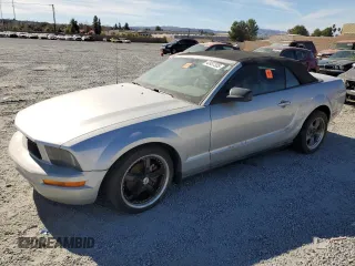 2007 Ford Mustang Deluxe z VIN 1ZVHT84N975342491, wystawiony jako Copart lot #42457335 z przebiegiem 130 655 mil mil oraz Szkoda całkowita • Salvage title. Historia ofert i sprzedaży dostępna na DreamBid. Obrazek 1.