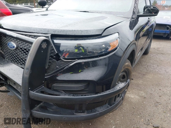 2022 Ford Police Interceptor Utility z VIN 1FM5K8AW2NNA08981, wystawiony jako IAAI lot #41857684 z przebiegiem 22 652 mil mil oraz . Historia ofert i sprzedaży dostępna na DreamBid. Obrazek 6.