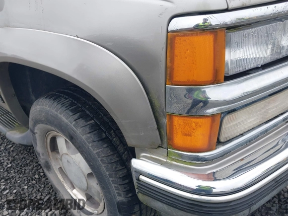1999 Chevrolet Suburban z VIN 3GNFK16RXXG156463, wystawiony jako IAAI lot #41745169 z przebiegiem 165 541 mil mil oraz . Historia ofert i sprzedaży dostępna na DreamBid. Obrazek 6.