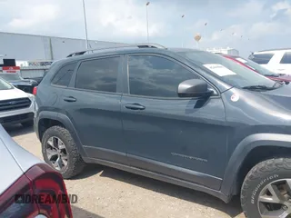 2016 Jeep Cherokee Trailhawk z VIN 1C4PJMBS0GW300131, wystawiony jako IAAI lot #42439009 z przebiegiem 173 571 mil mil oraz . Historia ofert i sprzedaży dostępna na DreamBid. Obrazek 13.
