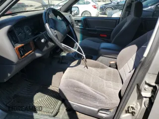 1998 Jeep Grand Cherokee Laredo z VIN 1J4GZ58S4WC278490, wystawiony jako Copart lot #62388535 z przebiegiem 133 896 mil mil oraz Czysty tytuł • Clean title. Historia ofert i sprzedaży dostępna na DreamBid. Obrazek 7.