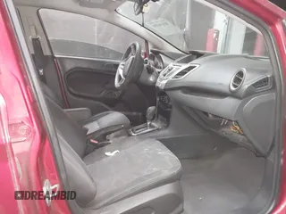 2013 Ford Fiesta SE z VIN 3FADP4BJ9DM167508, wystawiony jako IAAI lot #41696390 z przebiegiem Nie podano mil oraz . Historia ofert i sprzedaży dostępna na DreamBid. Obrazek 5.