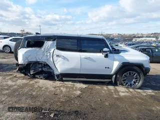2025 GMC Hummer EV 3X with VIN 1GKB0RDC4SU101284, listed as a IAAI auction lot 41444686 with 4,548 mi miles. Bid and sale history available at carsss.com. Image 13.