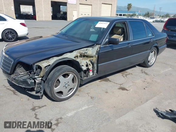 1993 Mercedes-Benz 500 z VIN WDBGA51E5PA138123, wystawiony jako IAAI lot #42012923 z przebiegiem 141 594 mil mil oraz . Historia ofert i sprzedaży dostępna na DreamBid. Obrazek 2.