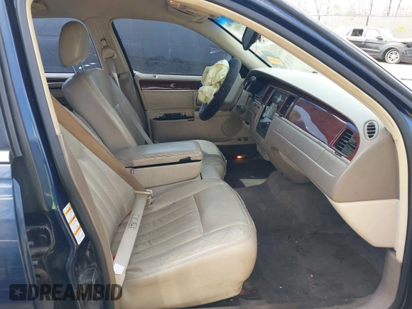 2003 Lincoln Town Car Executive z VIN 1LNHM81W43Y632820, wystawiony jako IAAI lot #42048881 z przebiegiem 137 738 mil mil oraz . Historia ofert i sprzedaży dostępna na DreamBid. Obrazek 5.