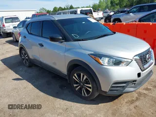 2019 Nissan Kicks S z VIN 3N1CP5CU5KL518974, wystawiony jako IAAI lot #42117317 z przebiegiem 88 001 mil mil oraz . Historia ofert i sprzedaży dostępna na DreamBid. Obrazek 1.