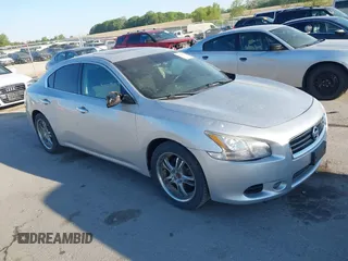 2014 Nissan Maxima S z VIN 1N4AA5AP7EC496209, wystawiony jako IAAI lot #42245578 z przebiegiem 135 000 mil mil oraz . Historia ofert i sprzedaży dostępna na DreamBid. Obrazek 1.