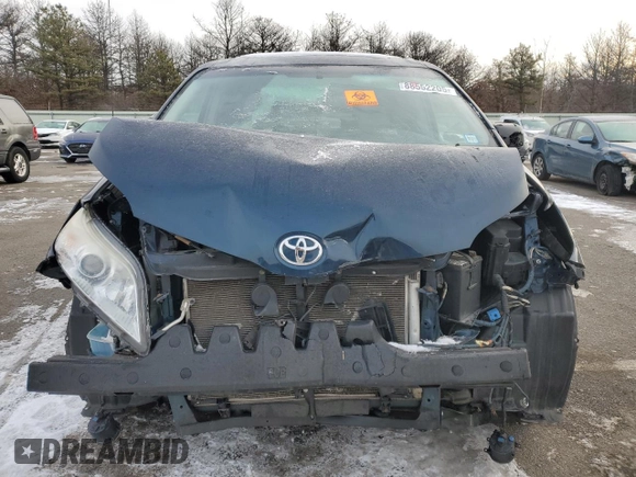 2011 Toyota Sienna XLE z VIN 5TDDK3DC2BS023443, wystawiony jako Copart lot #88552205 z przebiegiem Nie podano mil oraz Nie do naprawy • Non repairable. Historia ofert i sprzedaży dostępna na DreamBid. Obrazek 5.