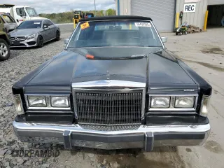 1988 Lincoln Town Car z VIN 1LNBM82F3JY704849, wystawiony jako Copart lot #55439395 z przebiegiem 63 339 mil mil oraz Czysty tytuł • Clean title. Historia ofert i sprzedaży dostępna na DreamBid. Obrazek 5.