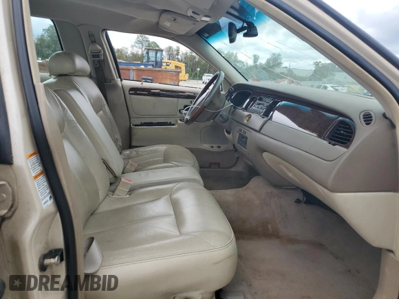 2001 Lincoln Town Car Cartier L z VIN 1LNHM85W61Y640344, wystawiony jako Copart lot #74755564 z przebiegiem Nie podano mil oraz Szkoda całkowita • Salvage title. Historia ofert i sprzedaży dostępna na DreamBid. Obrazek 7.