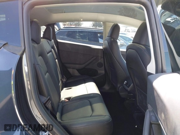 2024 Tesla Model Y z VIN 7SAYGDED4RF115252, wystawiony jako IAAI lot #42302658 z przebiegiem 7 365 mil mil oraz . Historia ofert i sprzedaży dostępna na DreamBid. Obrazek 8.