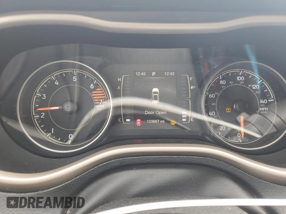 2017 Jeep Cherokee Latitude z VIN 1C4PJLCB6HW643259, wystawiony jako Copart lot #51160335 z przebiegiem 123 667 mil mil oraz Szkoda całkowita • Salvage title. Historia ofert i sprzedaży dostępna na DreamBid. Obrazek 9.